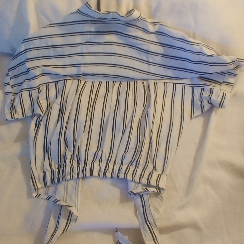 Hollister Striped Button-Down Crop Knot Shirt - Picture 3 of 4
